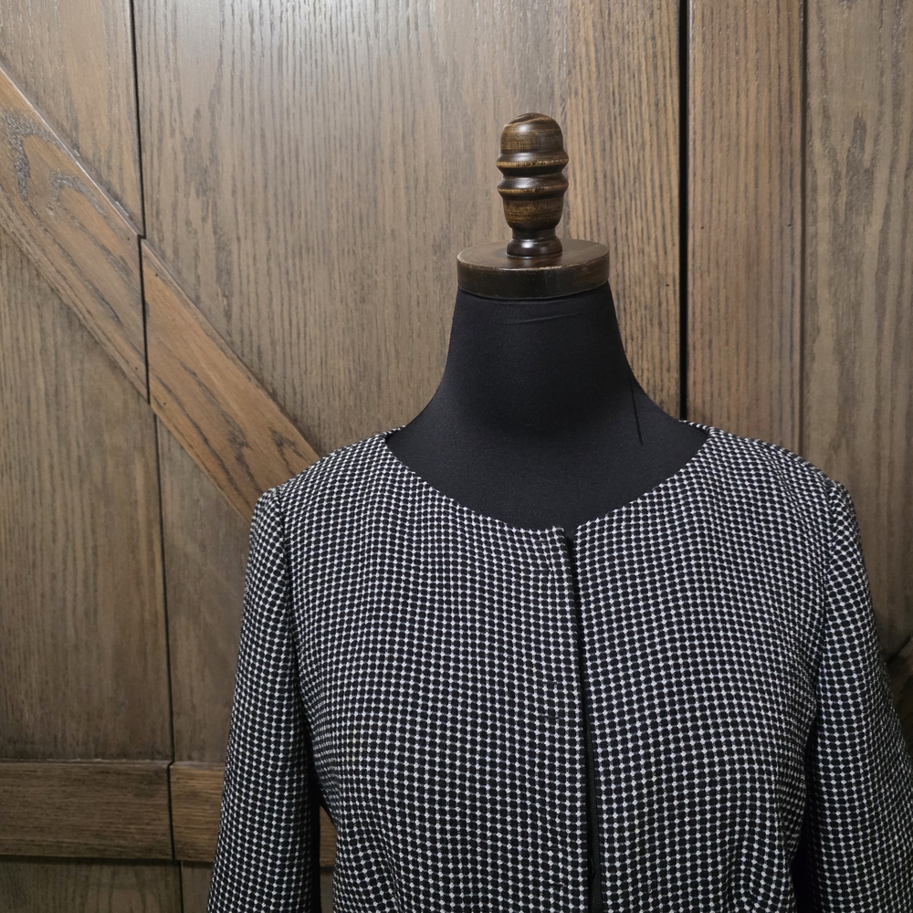 LAST CHANCE Armani Collezioni Black and White Peplum Blazer - Picture 2 of 5